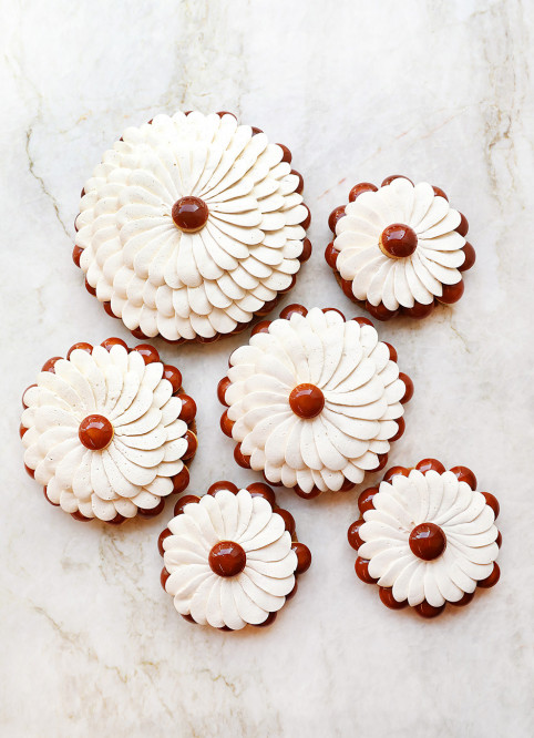 Vanilla Caramel Saint-Honore Flower